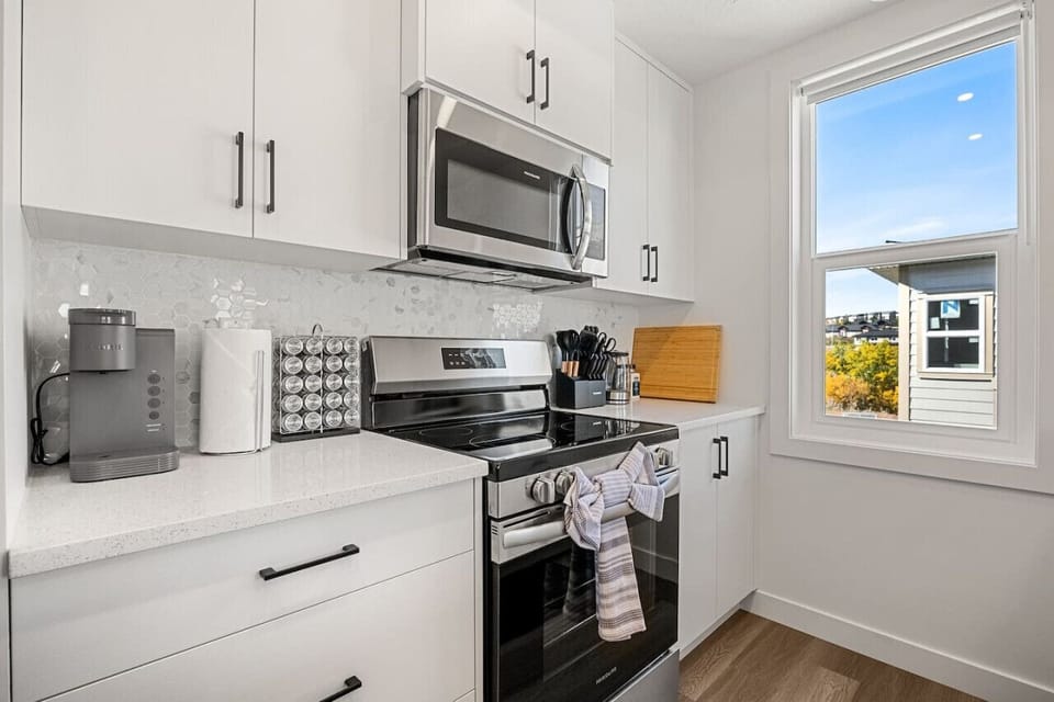 Step into a brand-new, modern kitchen fully stocked for your convenience. It features a seasoning kit, a premium knife set, and a Keurig machine with complimentary coffee pods. You’ll have everything you need to cook and enjoy your meals in style, with ad