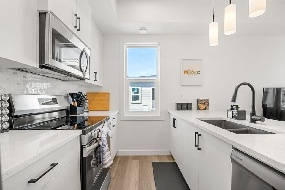 Step into a brand-new, modern kitchen fully stocked for your convenience. It features a seasoning kit, a premium knife set, and a Keurig machine with complimentary coffee pods. You’ll have everything you need to cook and enjoy your meals in style, with ad