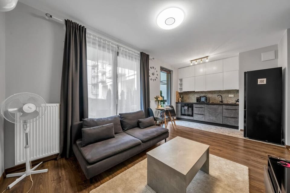 Living room with Fan | Book Now with RENTUJEMY.COM