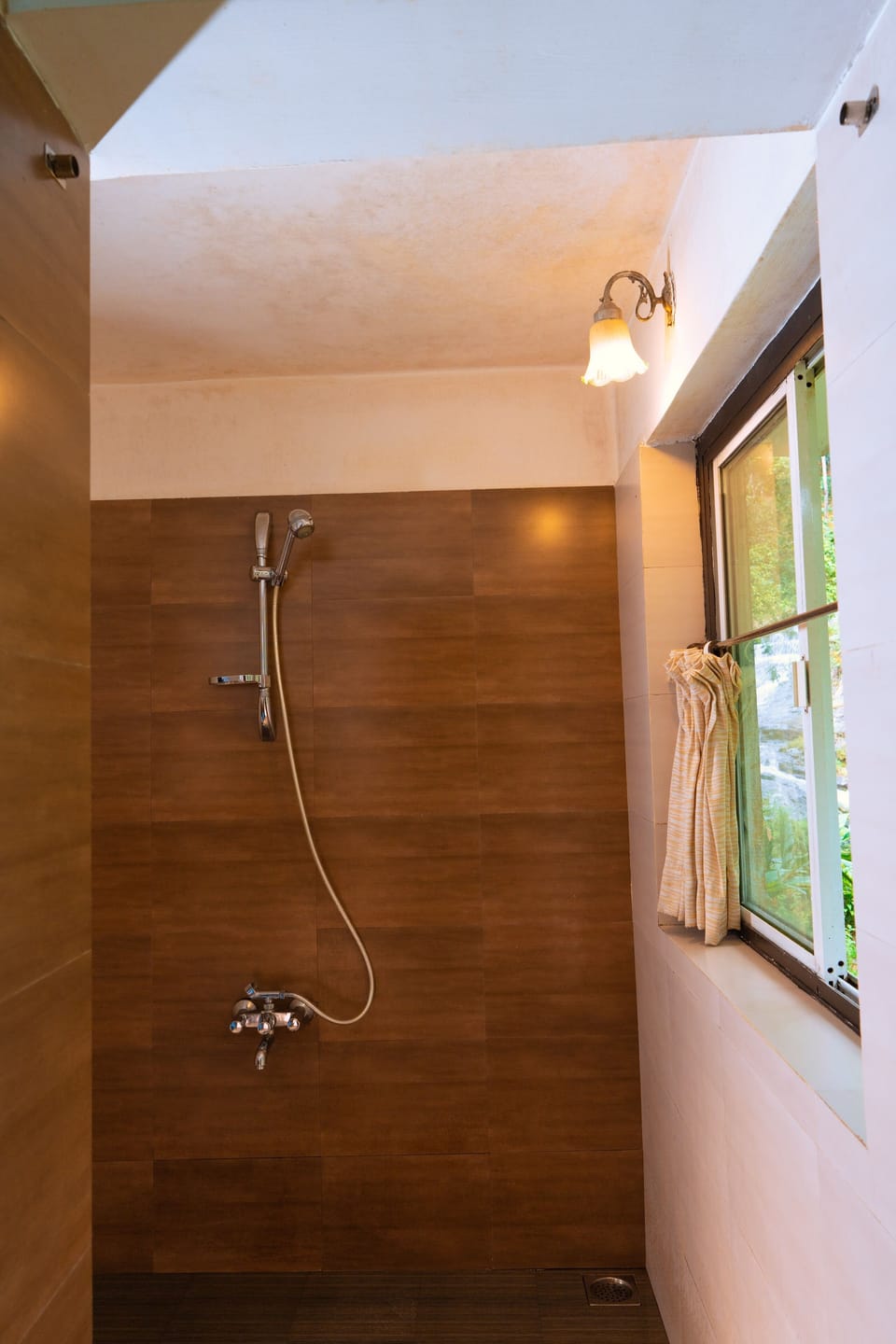 Deluxe Suite, Garden View | Bathroom | Shower, free toiletries, hair dryer (on request), soap