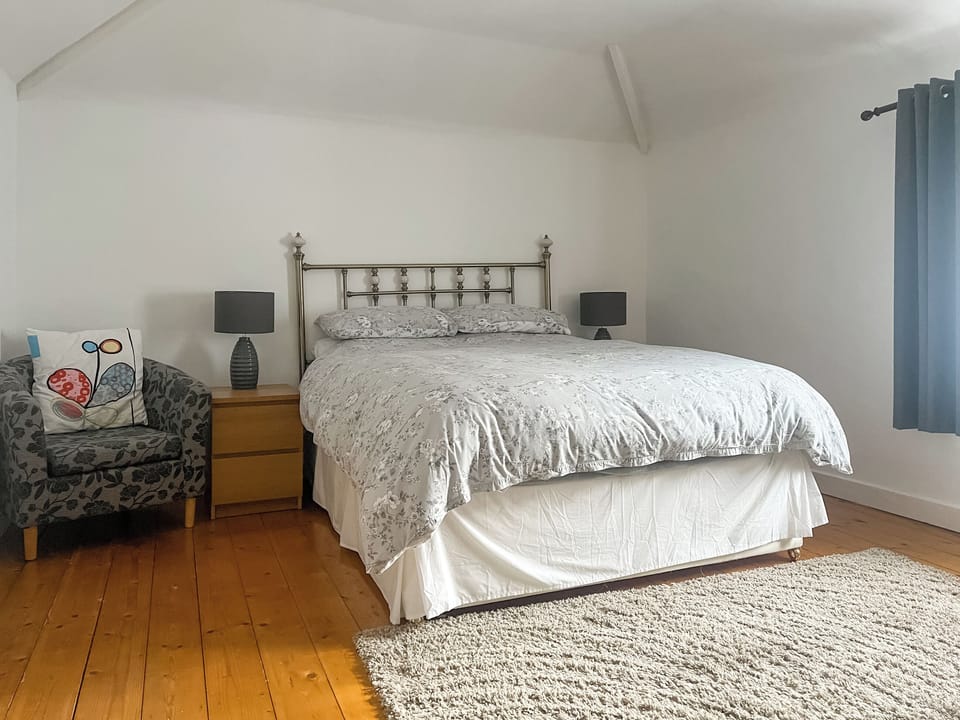 Double bedroom | Taff&rsquo;s Well Cottage, Taff&rsquo;s Well, near Cardiff