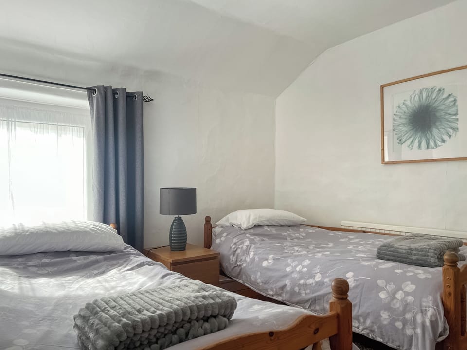 Twin bedroom | Taff&rsquo;s Well Cottage, Taff&rsquo;s Well, near Cardiff