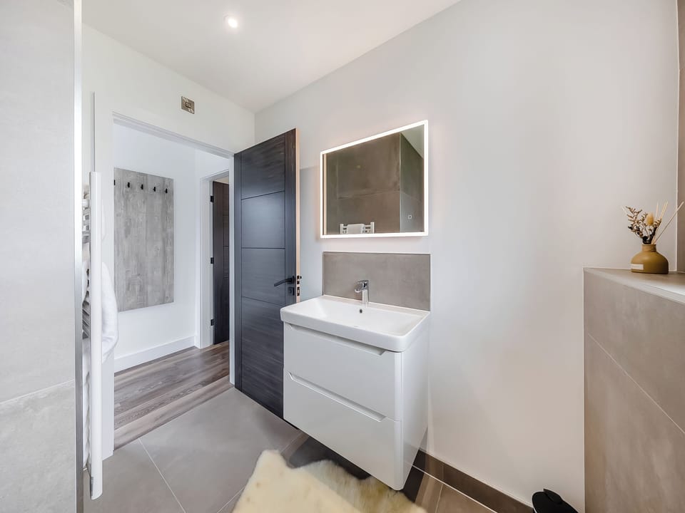 Bathroom | Cybi Lodge 6 - Ty Llwyd, Llangefni