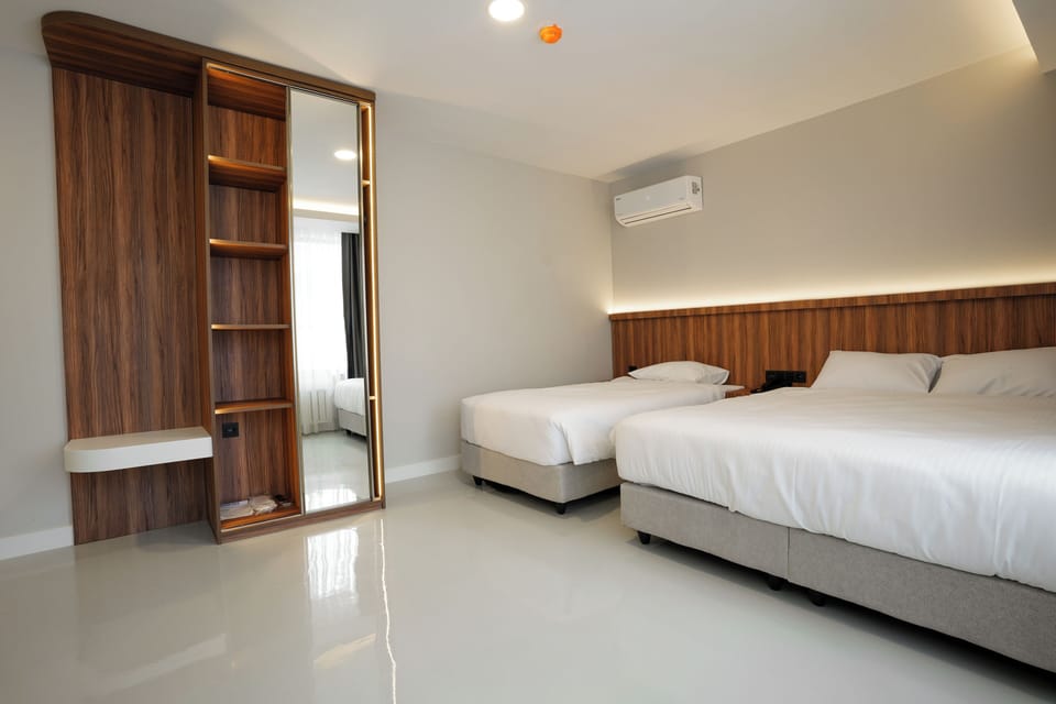 Signature Double Room, City View | Minibar, in-room safe, blackout drapes, iron/ironing board