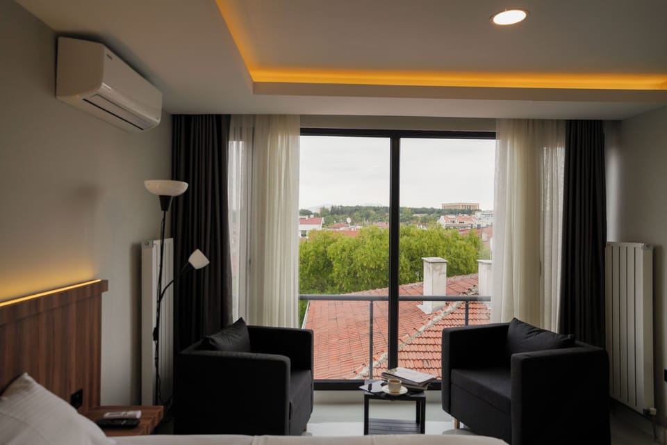 Signature Double Room, City View | Minibar, in-room safe, blackout drapes, iron/ironing board