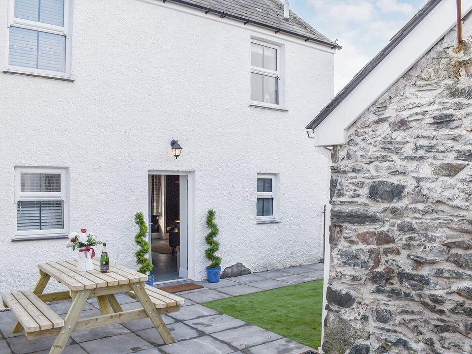 Exterior | White Horses - White Cottages, Newborough 