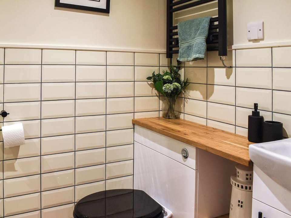 Shower room | White Mermaid - White Cottages, Newborough 