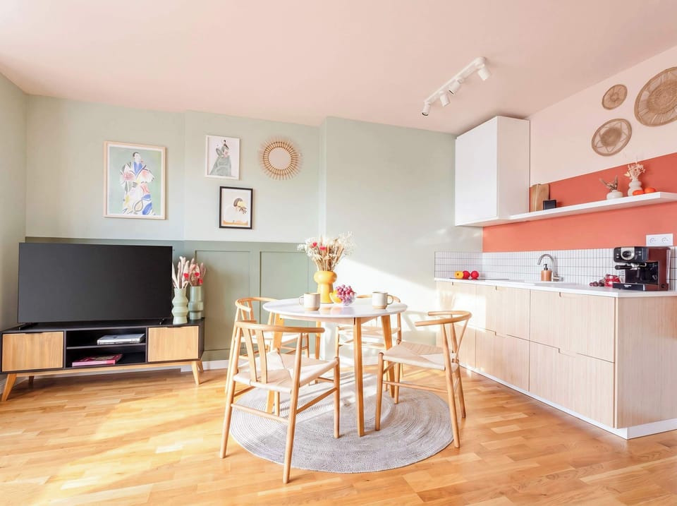 The kitchen, dining table and TV with Netflix in the main room