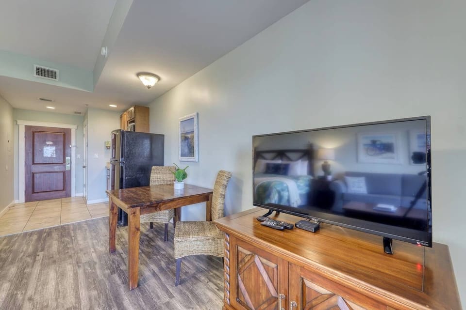 Kitchenette, Dining Table, perfect for grabbing a quick bite or setting up your laptop.