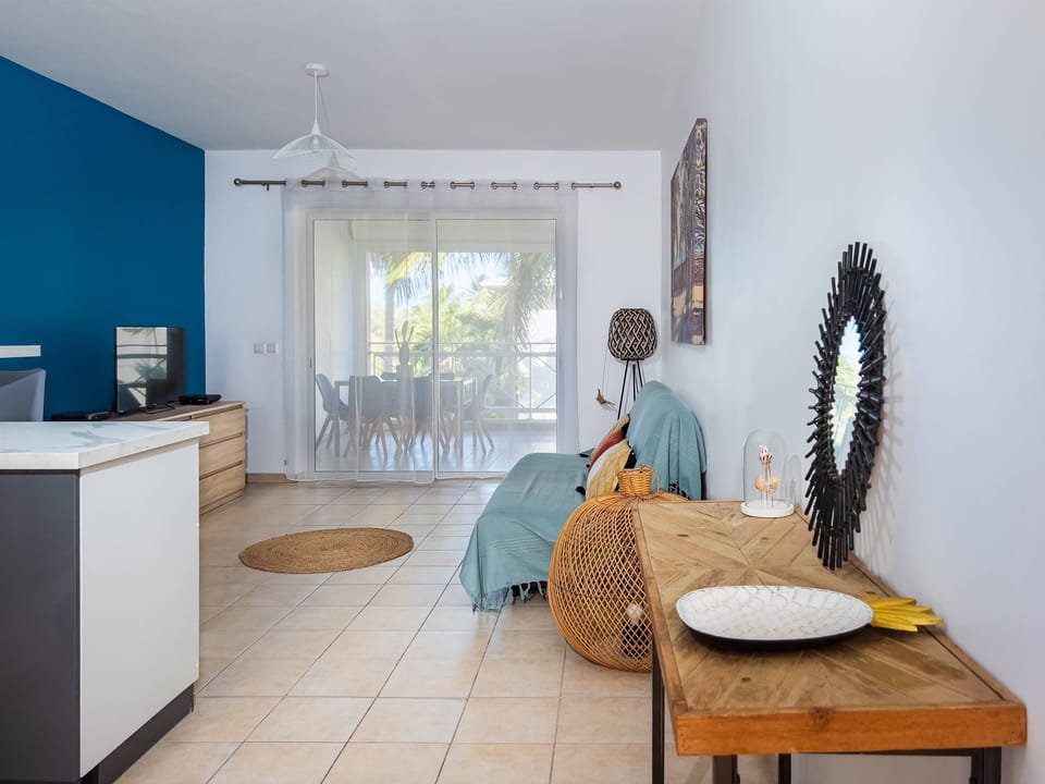 Classic Apartment, Beach View | Living area