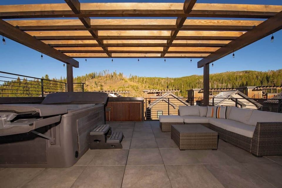 - This spacious rooftop patio features a hot tub and plenty of comfortable seating, perfect for relaxing and taking in the mountain views. It’s an ideal spot for unwinding after a day of adventure.
