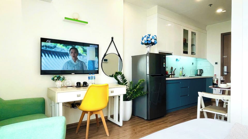Luxury Studio, Balcony, Lake View | Premium bedding, memory foam beds, desk, blackout drapes