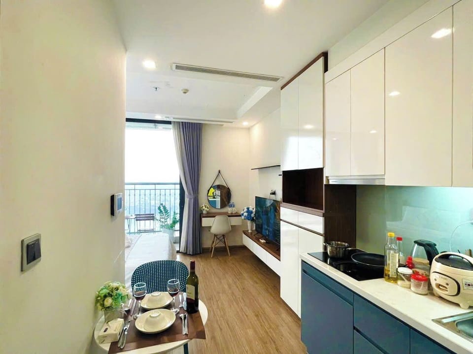 Luxury Studio, Balcony, Lake View | Premium bedding, memory foam beds, desk, blackout drapes