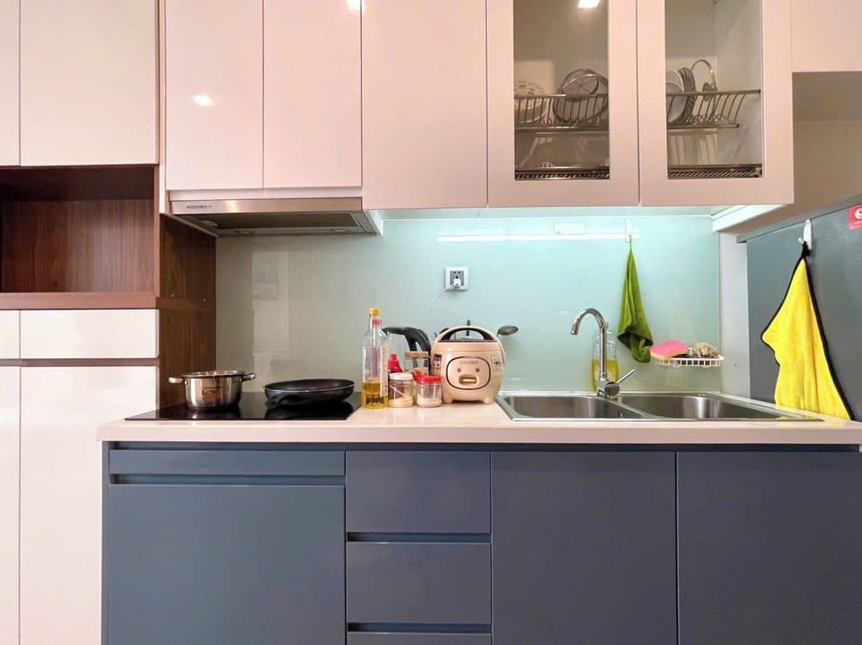 Luxury Studio, Balcony, Lake View | Private kitchen | Fridge, microwave, stovetop, electric kettle