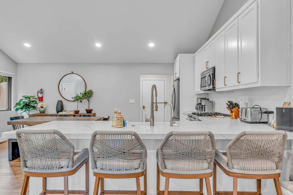 Kitchen: Well-equipped kitchen, updated appliances, drip coffee maker, Keurig coffee maker, kitchen island w/4 barstools