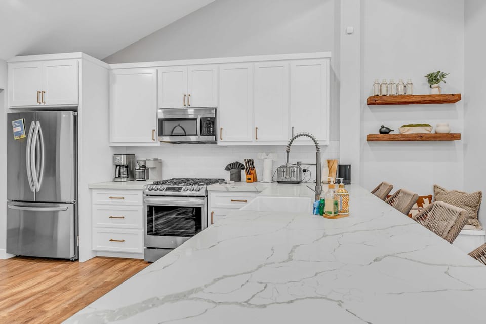 Kitchen: Well-equipped kitchen, updated appliances, drip coffee maker, Keurig coffee maker, kitchen island w/4 barstools