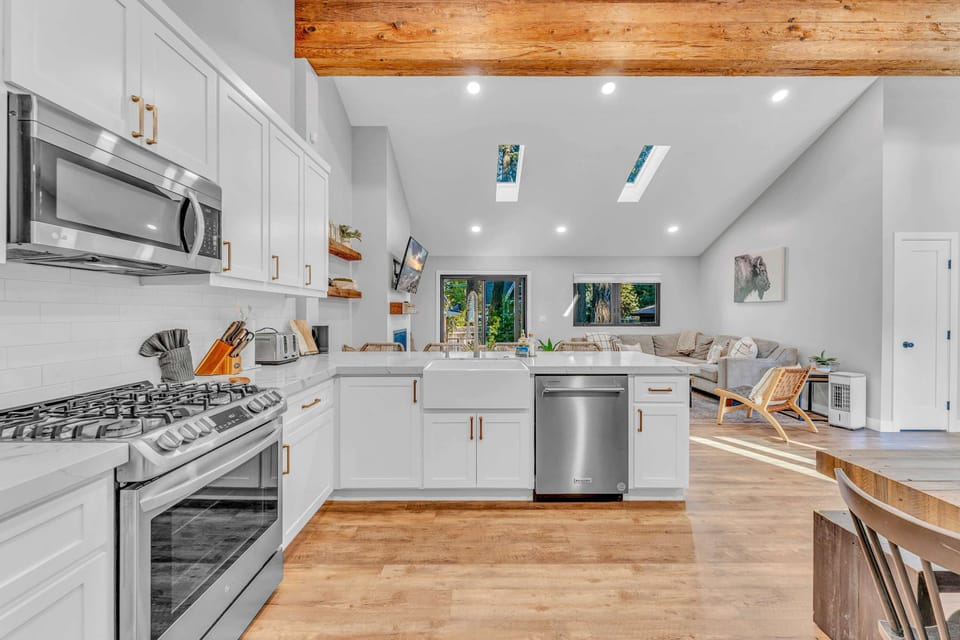 Kitchen: Well-equipped kitchen, updated appliances, drip coffee maker, Keurig coffee maker, kitchen island w/4 barstools
