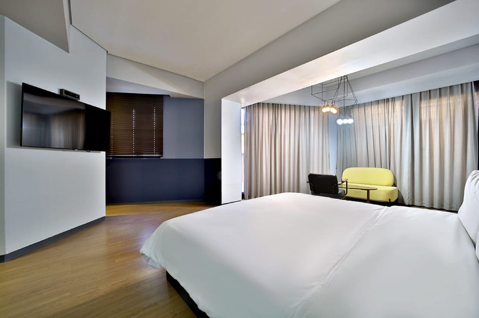 Royal Double Room (Check-in time 6PM) | Individually decorated, individually furnished, desk, bed sheets