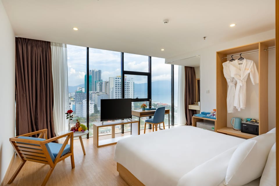 Executive Double Room, Partial Sea View | Minibar, in-room safe, desk, WiFi (free)