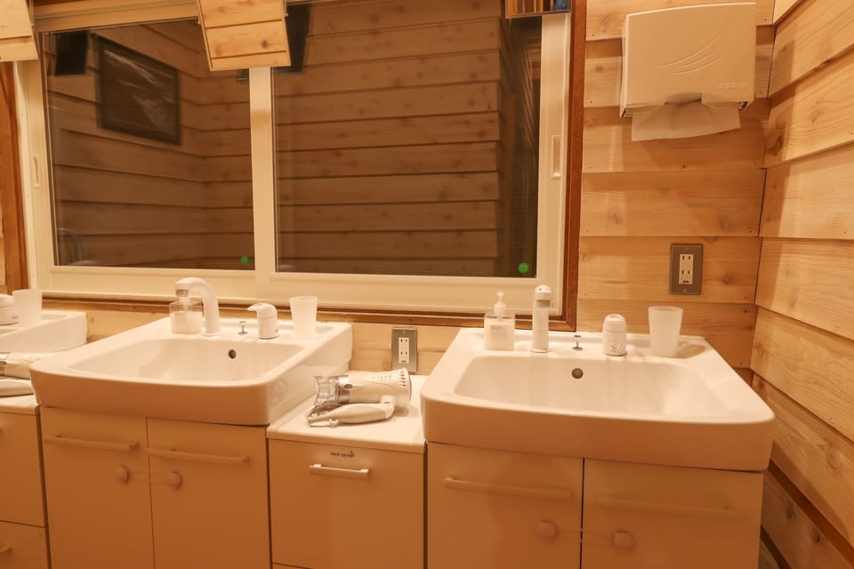 Combined shower/tub, hair dryer, slippers, towels