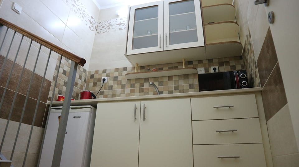 Full-size fridge, microwave, coffee/tea maker, cookware/dishes/utensils
