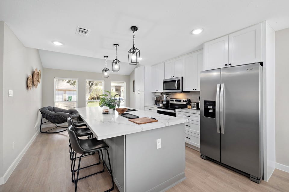 Fully equipped kitchen with high quality granite countertops.