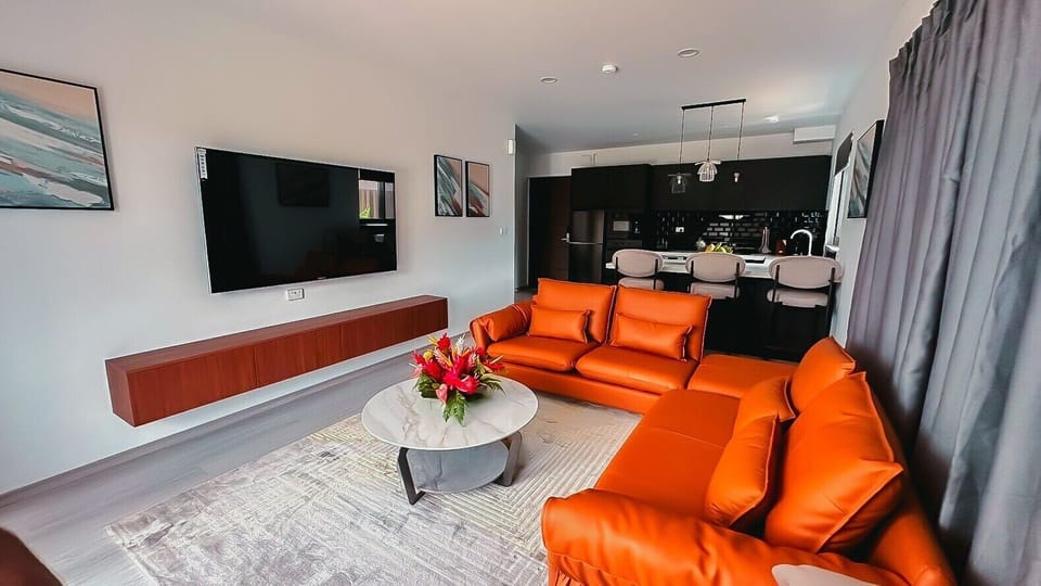 Executive Suite, 1 Bedroom, Balcony, Courtyard View | Living area | Smart TV