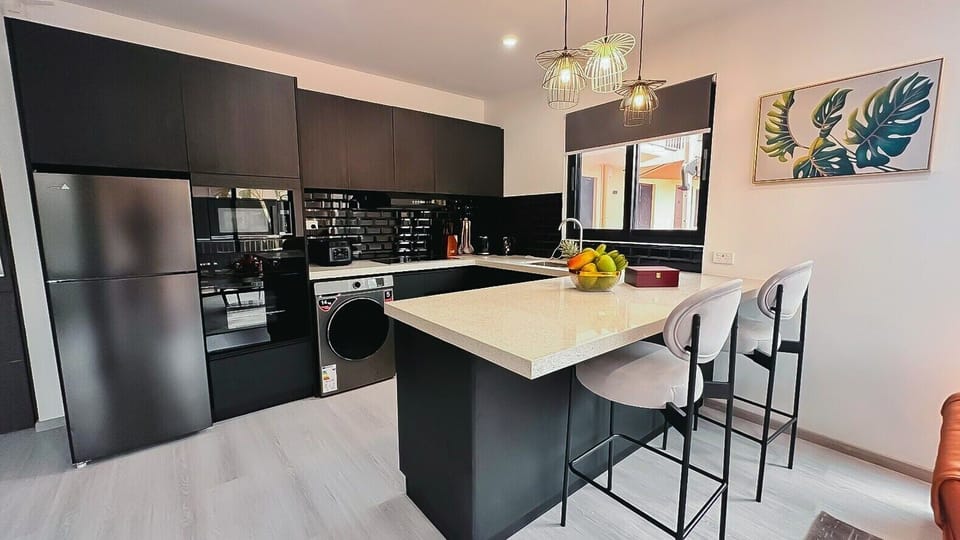 Executive Suite, 1 Bedroom, Balcony, Pool View | Private kitchen