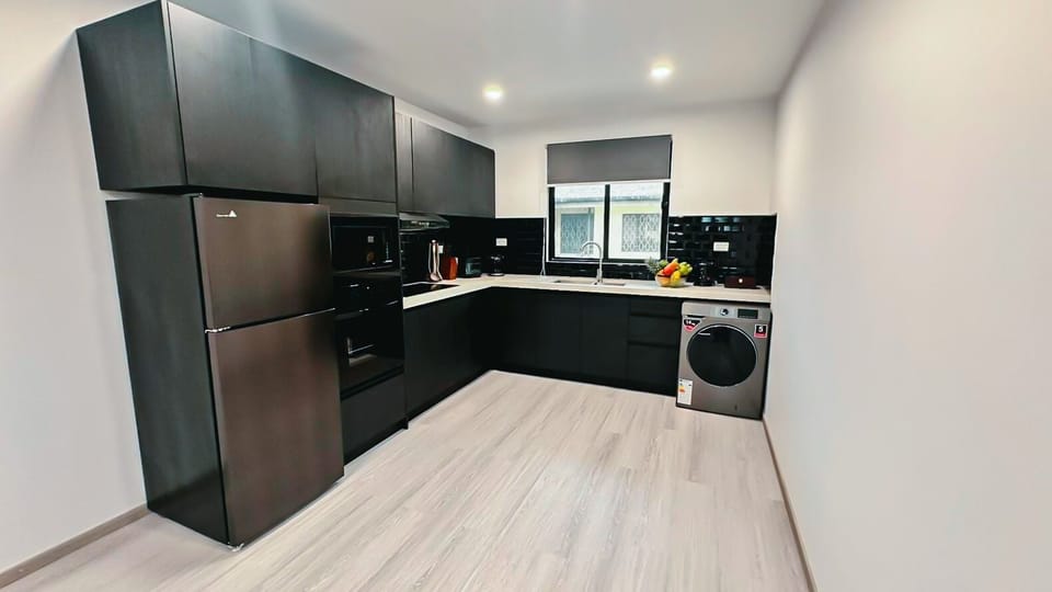 Family Suite, 2 Bedrooms, Pool View | Private kitchen