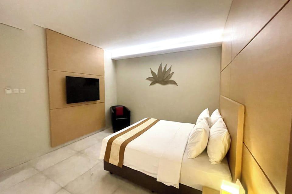 Deluxe Room | In-room safe, desk, iron/ironing board, free WiFi