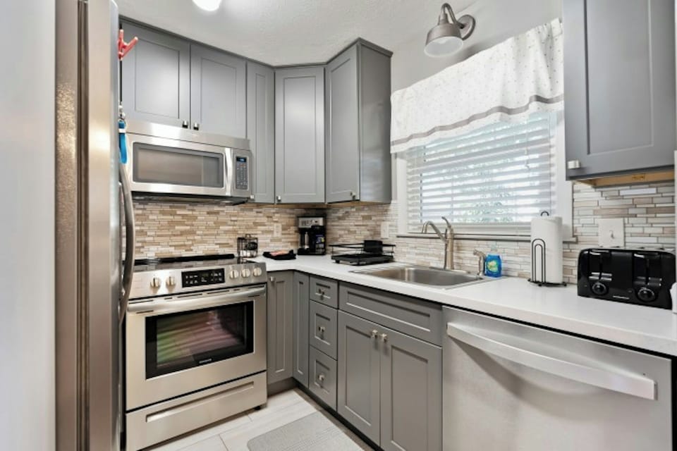All modern appliances to make meal preparation a breeze.