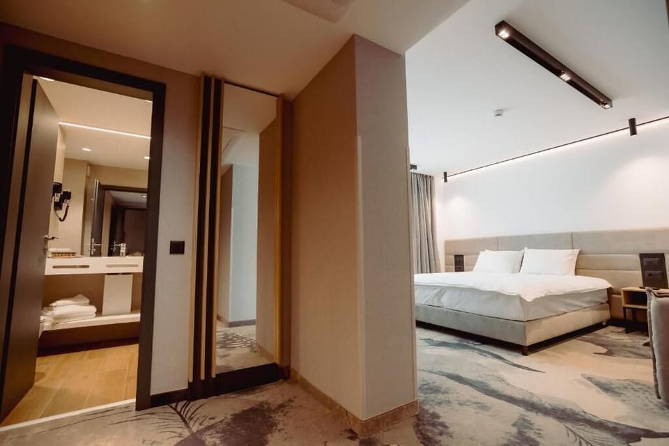 Executive Room, 2 Twin Beds | Minibar, in-room safe, desk, free cribs/infant beds