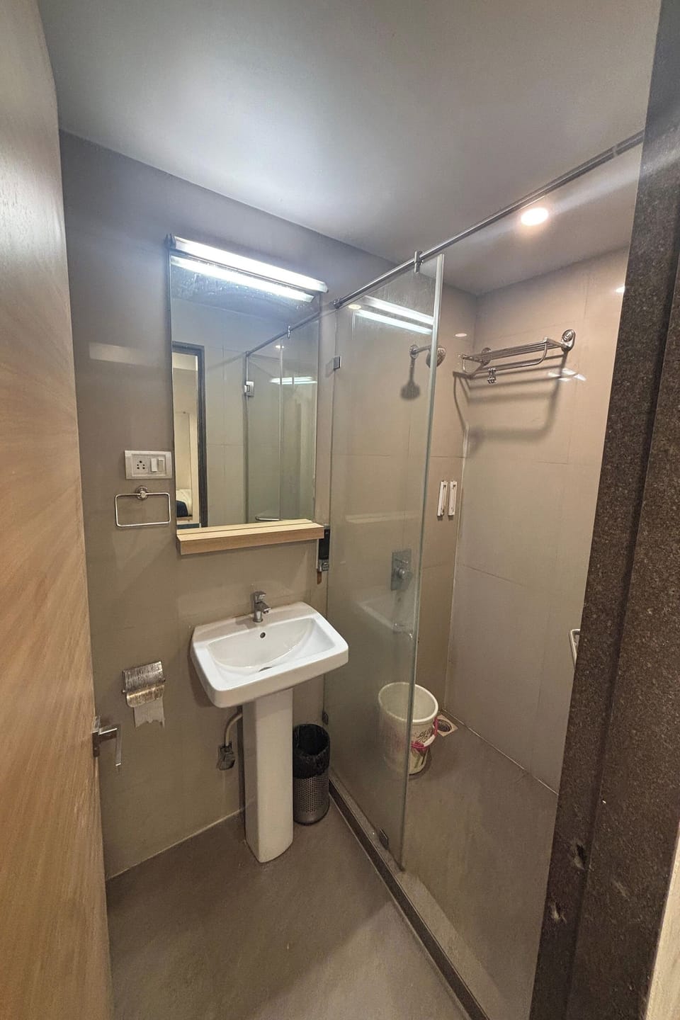 Shower, rainfall showerhead, free toiletries, towels