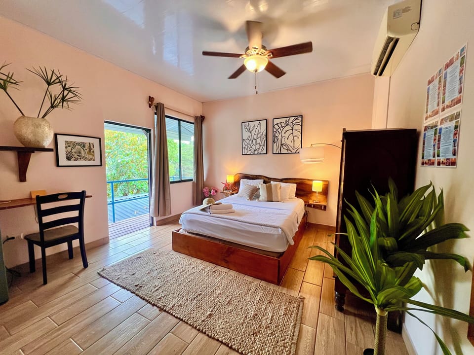Comfort Room | Desk, laptop workspace, soundproofing, free WiFi