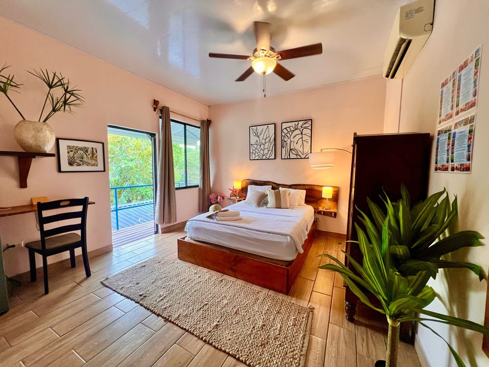 Comfort Room | Desk, laptop workspace, soundproofing, free WiFi