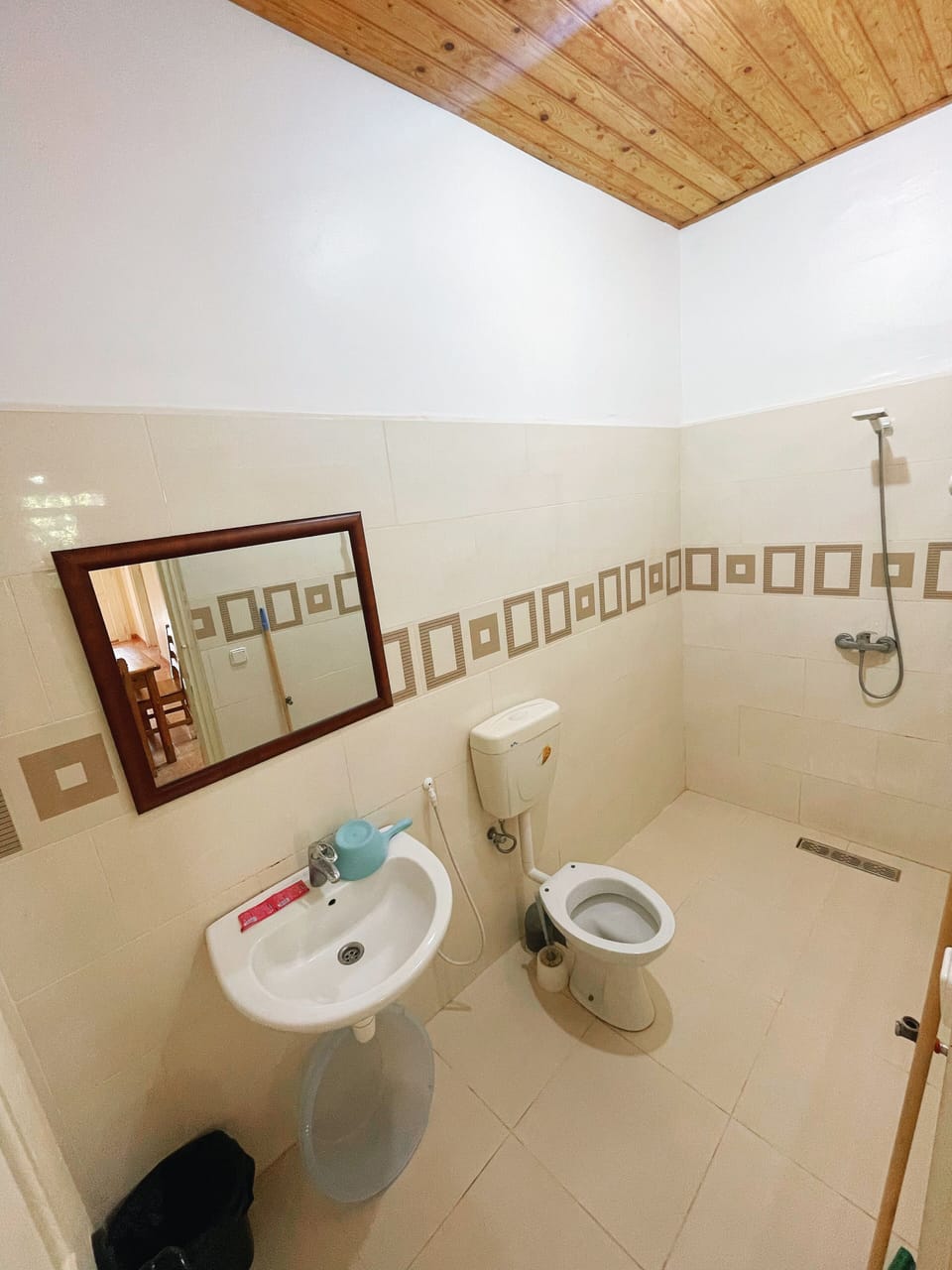 Family Apartment, Patio, Garden View | Bathroom | Towels, soap, shampoo, toilet paper