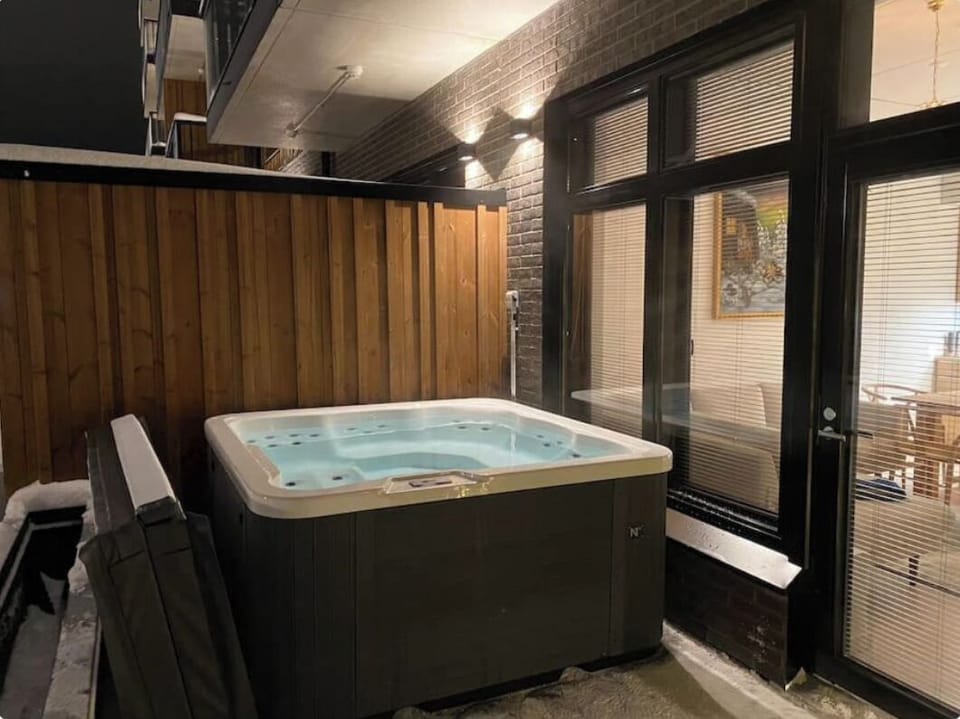 Indoor spa tub