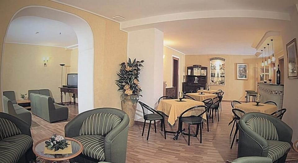 Lobby lounge