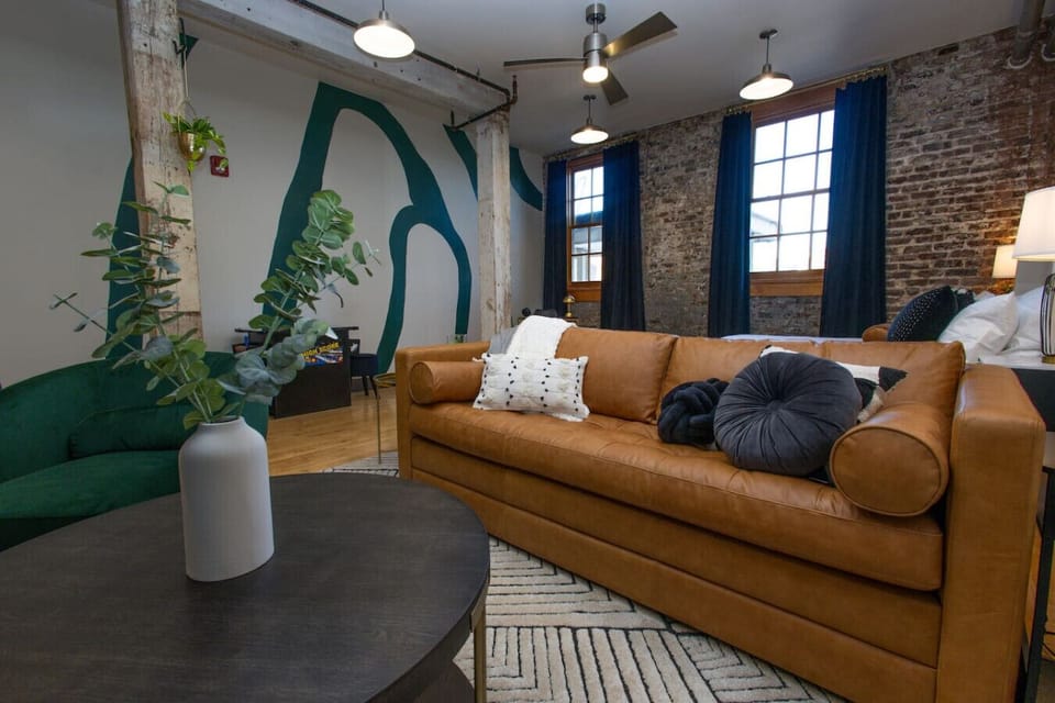 Living Room: Bright and artistic space, perfect for relaxation and gathering with friends!