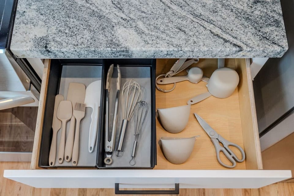 Get creative and experiment to your heart`s delight with a full range of cooking essentials to make meal prep a breeze! Mix, flip, whisk, hooray!