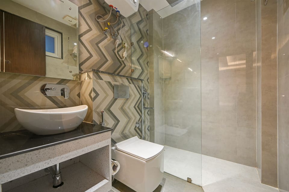 Deluxe Twin Room | Bathroom | Shower, free toiletries, towels, soap