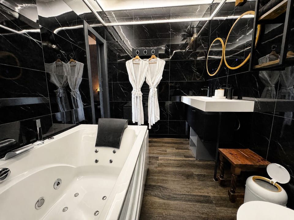 Deluxe Double Room, Hot Tub, Garden View | Bathroom | Hair dryer, bathrobes, slippers