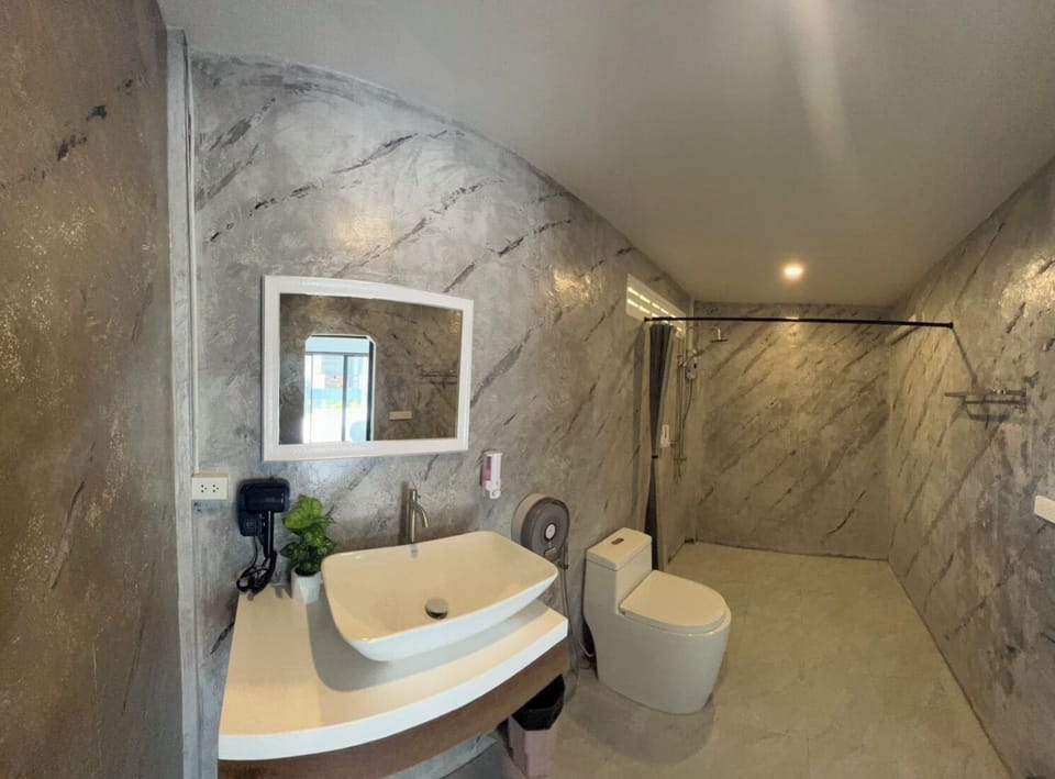 Deluxe Room, Pool Access | Bathroom | Free toiletries, towels, soap, shampoo