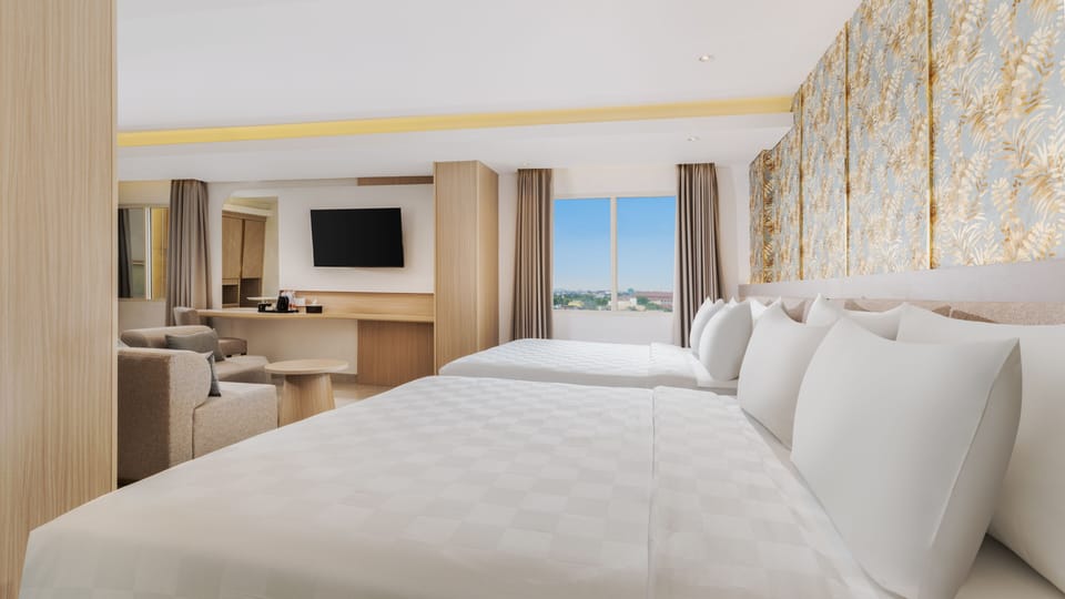 Express Suite | In-room safe, desk, laptop workspace, blackout drapes