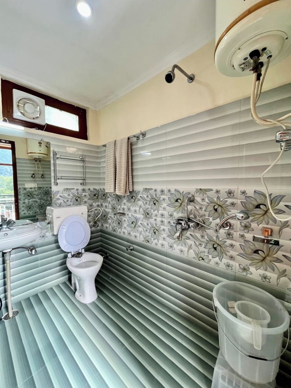 Classic Double Room, Mountain View | Bathroom | Towels