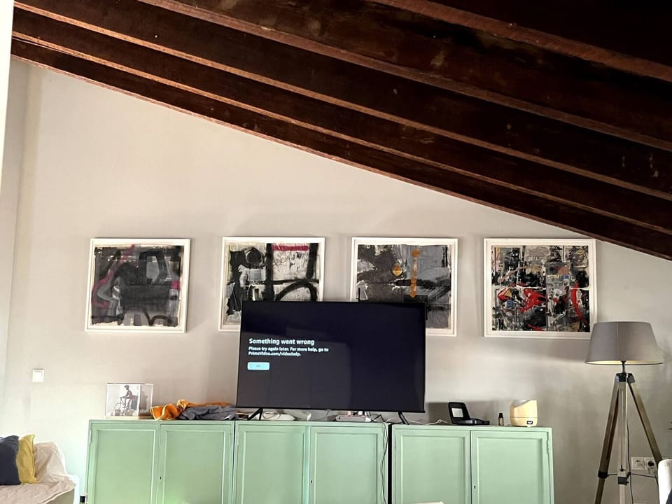Apartment, 1 Bedroom, Balcony, City View | Living room | Books