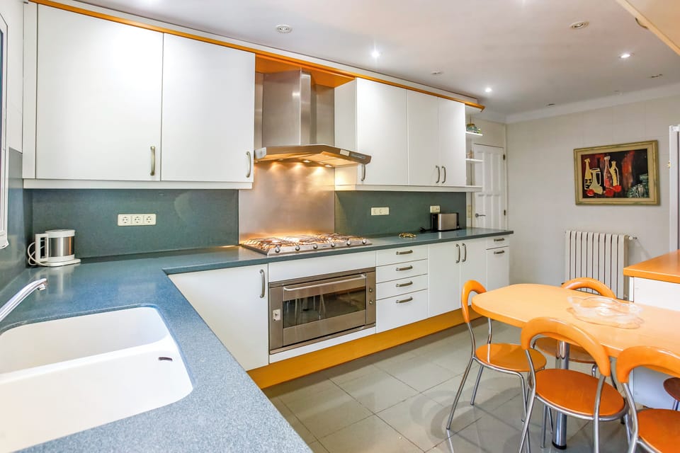 House, 5 Bedrooms, Smoking, Private Pool | Private kitchen
