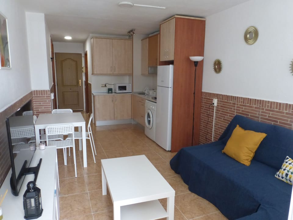 Apartment, 1 Bedroom, Pool View | Living room