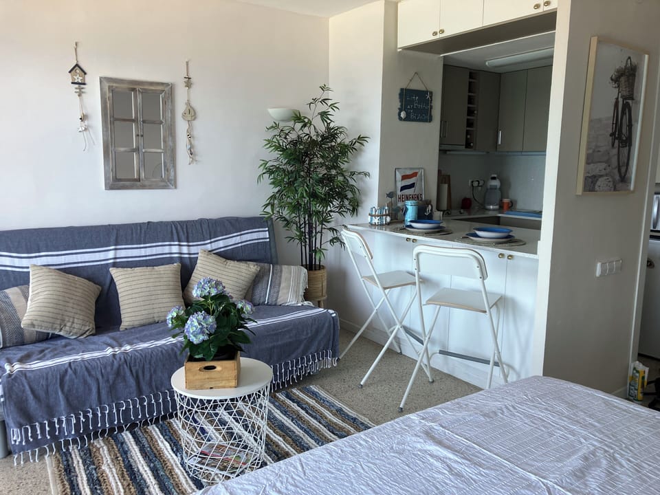 Studio, Balcony, City View | Interior