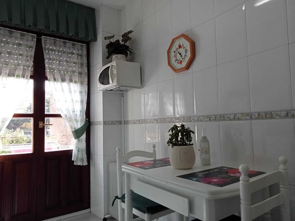 Apartment, 2 Bedrooms, Balcony, Garden View | Dining